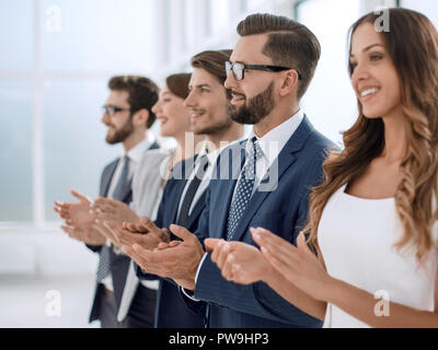 Business Team applaudieren, jemand, der im Büro steht Stockfoto