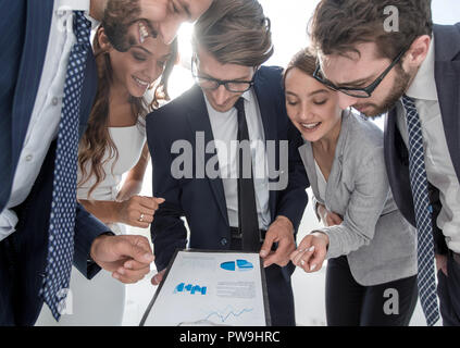 Business Team Bericht diskutieren die finanzielle Leistungsfähigkeit im Büro Stockfoto