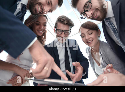 Lächelnd Business Team Besprechung der Ergebnisse Stockfoto