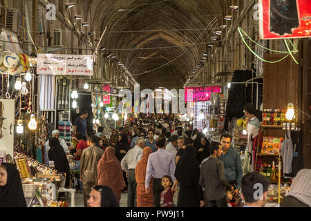 SHIRAZ, IRAN - 16. AUGUST 2018: die Haupthalle des Shiraz Vakil Bazar während der Rush Hour überfüllt, in einem überdachten Gasse des Marktes. Symbol der Persischen Stockfoto