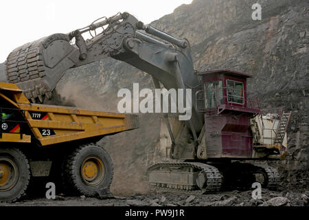 Ein Caterpillar 6030 Hydraulische Gesicht schaufeln und Baggern arbeiten in Tower Colliery, South Wales Stockfoto