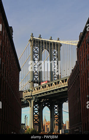 Empire State gesehen durch den Bogen der Brooklyn Bridge in Dumbo, Brooklyn Stockfoto