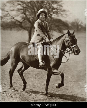 Prinzessin Elizabeth die zukünftige Königin Elizebeth II Reiten ein Pony im Windsor Great Park Schloss Windsor datiert auf 1937 Stockfoto