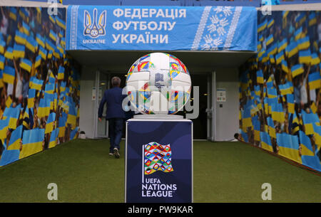 Adidas Nationen Liga, der offizielle Spielball der UEFA Nationen Liga 2018/2019 auf dem Podest Stockfoto