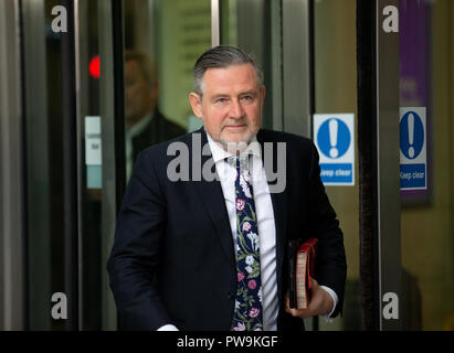 Barry Gardiner, Schatten Staatssekretär für internationalen Handel, verlässt den BBC-Studios in London nach einem Interview. Stockfoto