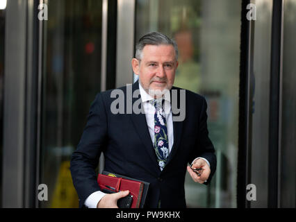 Barry Gardiner, Schatten Staatssekretär für internationalen Handel, verlässt den BBC-Studios in London nach einem Interview. Stockfoto