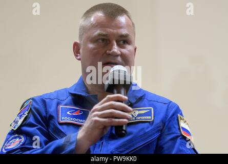 Internationale Raumstation ISS Expedition 57 Bordingenieur Alexey Ovchinin von Roskosmos, während einer Pressekonferenz aus der Isolation an der Kosmonauten Hotel Oktober 10, 2018 in Baikonur, Kasachstan. Stockfoto