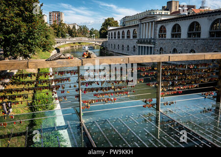 Liebe Vorhängeschlösser auf einer Brücke in Ljubljana, Slowenien Stockfoto