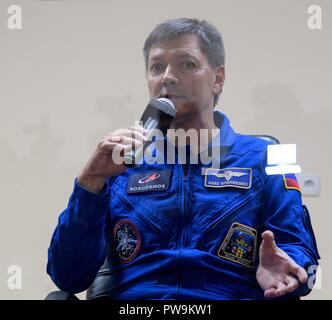 Internationale Raumstation ISS Expedition 57 Backup crewmember Oleg Kononenko von Roskosmos, während einer Pressekonferenz aus der Isolation an der Kosmonauten Hotel Oktober 10, 2018 in Baikonur, Kasachstan. Stockfoto