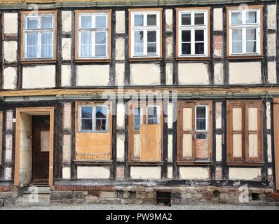 Verfallenen Fachwerkhaus in der Altstadt von Wernigerode Stockfoto