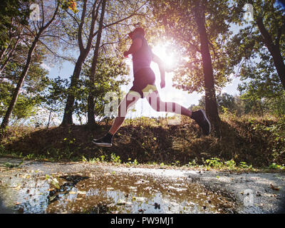 Freizeit laufen während der sportlichen Aktivitäten an der frischen Luft Wald. Sommer Lauftraining im Gesundheitswesen und Wettbewerb Konzept Stockfoto