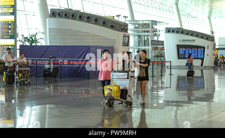 China Wuhan Tianhe - September 10, 2018: Passagiere im internationalen Flughafen Wuhan Tianhe Airport. Stockfoto