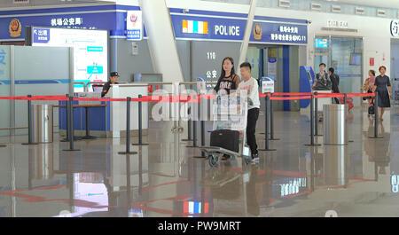 China Wuhan Tianhe - September 10, 2018: Passagiere im internationalen Flughafen Wuhan Tianhe Airport. Stockfoto