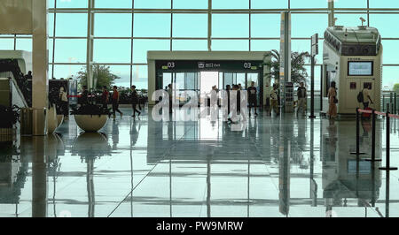 China Wuhan Tianhe - September 10, 2018: Passagiere im internationalen Flughafen Wuhan Tianhe Airport. Stockfoto