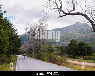 Ciclista y Pico de La Maliciosa. Valle de La Barranca de la Sierra de Guadarrama y Dentro del'Parque Regional de la cuenca Alta del Manzanares" (rese Stockfoto