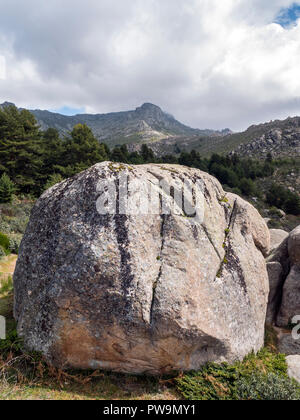 Formaciones graníticas. Valle de La Barranca de la Sierra de Guadarrama y Dentro del'Parque Regional de la cuenca Alta del Manzanares" (Reserva de la Stockfoto