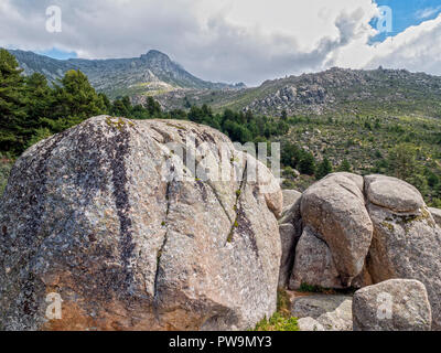 Formaciones graníticas. Valle de La Barranca de la Sierra de Guadarrama y Dentro del'Parque Regional de la cuenca Alta del Manzanares" (Reserva de la Stockfoto