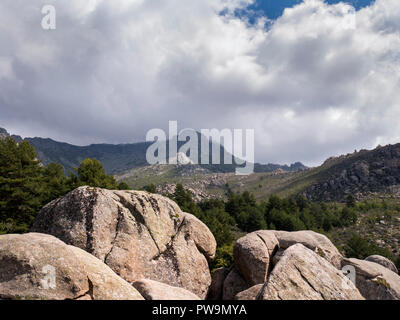 Formaciones graníticas. Valle de La Barranca de la Sierra de Guadarrama y Dentro del'Parque Regional de la cuenca Alta del Manzanares" (Reserva de la Stockfoto