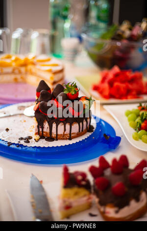 Kuchen und Obst auf einen Tisch und einen Kinder Geburtstag Stockfoto