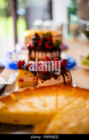 Kuchen und Obst auf einen Tisch und einen Kinder Geburtstag Stockfoto