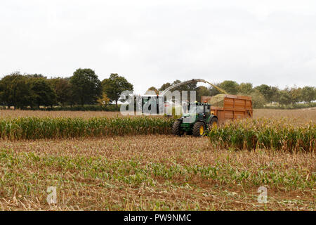 Claas Jaguar Maisernte Maschine wird von einem Traktor abgeschleppt wird. Getreide, Ernte, Harvester. Stockfoto