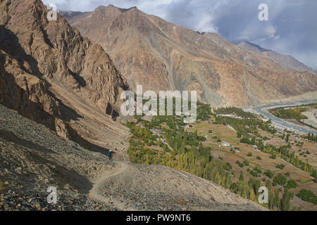 Trekking über den Balti Dorf Turtuk, nach Pakistan, jetzt Teil von Ladakh, Indien, im Karakorum Stockfoto