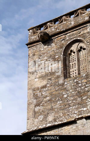 All Saints Church, Garsdon, Wiltshire, UK. Mittelalterlichen Turm. Enthält die Washington Gedenkstätten, und die Kirche hat Verbindungen zu George Washington. Stockfoto