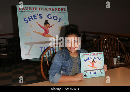 HUNTINGTON, NY-Okt 11:Olympian Laurie Hernandez zeichen Kopien ihres Buches ist Er hat dies "auf Buch Revue am 11. Oktober 2018 in Huntington, New York Stockfoto