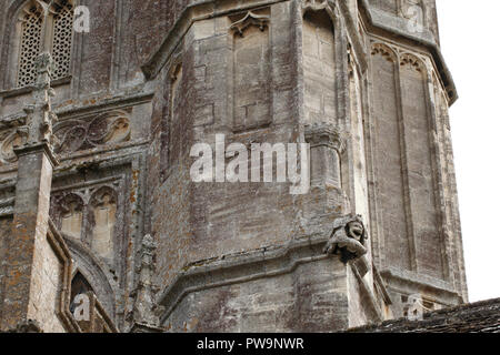 Stein Schere Symbol auf die Vier spired Turm von St Sampson Kirche, Cricklade, Wiltshire, England, UK. Der Turm lehnt sich die schwachen Fundamenten. Stockfoto