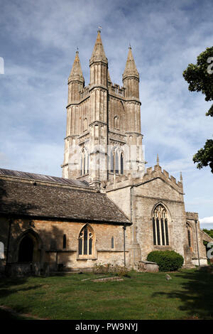 Vier spired Turm von St Sampson Kirche, Cricklade, Wiltshire, England, UK. Der Turm lehnt sich die schwachen Fundamenten. Stockfoto