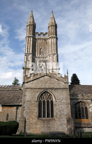 Vier spired Turm von St Sampson Kirche, Cricklade, Wiltshire, England, UK. Der Turm lehnt sich die schwachen Fundamenten. Stockfoto