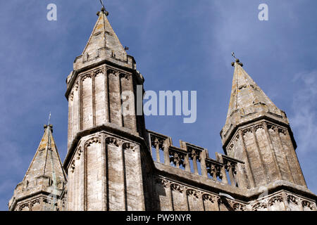 Vier spired Turm von St Sampson Kirche, Cricklade, Wiltshire, England, UK. Der Turm lehnt sich die schwachen Fundamenten. Stockfoto