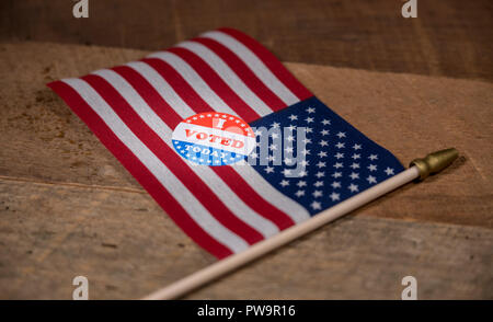 Engen Fokus auf Ich habe heute Papier Aufkleber auf US Flag Stockfoto