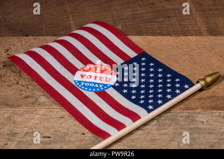 Ich habe heute das Papier Aufkleber auf der US-Flagge und ländliche Holztisch Stockfoto