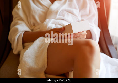 Weibliche Holding mit einem Smartphone und Shopping BOX. Ansicht von oben closeup Stockfoto