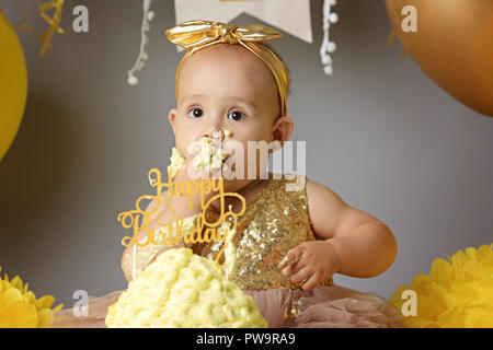 Süße kleine Mädchen Kuchen essen Stockfoto