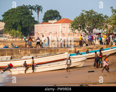 Verkauf von Fisch, der durch das Meer in São Tomé Stockfoto