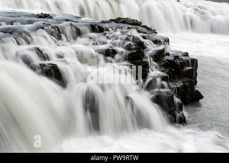 Gullfoss, "Golden fällt', ein Wasserfall in den Canyon des Flusses Hvítá im Südwesten von Island entfernt. Stockfoto