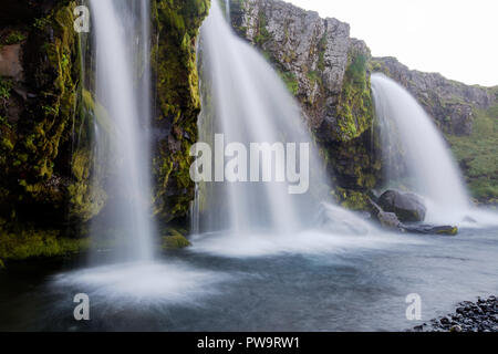 Wasserfall in der Nähe von Kirkjufell, "Kirche", vor den Toren der Stadt GrundarfjÃ¶rÃ°ur auf der Am¦fellsnes Halbinsel, Island Stockfoto
