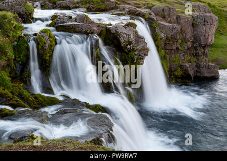 Wasserfall in der Nähe von Kirkjufell, 'Kirche Berg', außerhalb Grundarfjörður, Halbinsel Snaefellsnes, Island Stockfoto