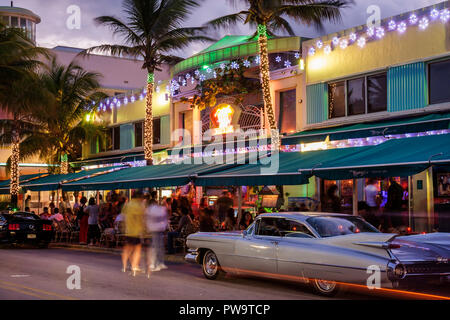 Miami Beach Florida, Ocean Drive, Mango's Tropical Cafe, Restaurant Restaurants Essen Essen Essen Cafe Cafés, Bar Lounge Pub, Straße, Gehwegpflege, Tische, Nacht e Stockfoto