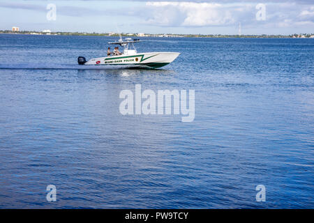 Miami Beach Florida, Biscayne Bay Water, Miami Dade Police, Wasserfahrzeuge, Boot, Patrouille, Motorboot, Sicherheit, öffentliche Ordnung, Strafverfolgung, Marine, Sicherheit, Kriminalität PR Stockfoto