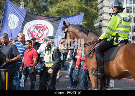 London, Großbritannien. 13 Okt, 2018. Die DFLA (Demokratische Fußball Jungs Alliance) halten eine März in London aus London Hilton on Park Lane. Credit: Louise Wateridge/Pacific Press/Alamy leben Nachrichten Stockfoto