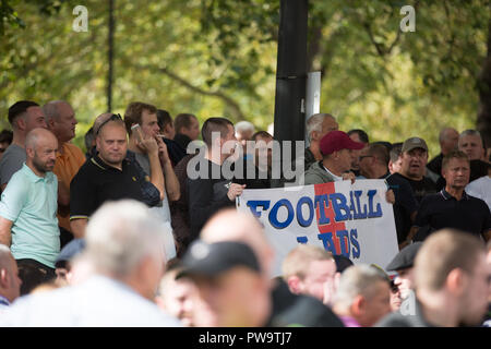 London, Großbritannien. 13 Okt, 2018. Die DFLA (Demokratische Fußball Jungs Alliance) halten eine März in London aus London Hilton on Park Lane. Credit: Louise Wateridge/Pacific Press/Alamy leben Nachrichten Stockfoto