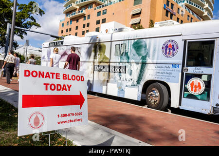 Miami Florida, Coconut Grove, Hispanic Bus, Coach, Handy, spenden, Spender, Blutbank, Community Blood Centers of SouthFlorida, Transfusion, Notfall, rette Leben Stockfoto