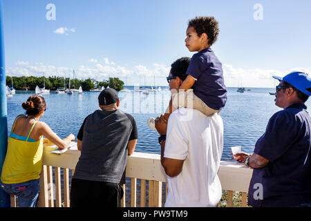 Miami Florida, Coconut Grove, Biscayne Bay Water, Dock, Pier, Yachthafen, Segelboote, Bucht, Schwarze Schwarze Afrikaner ethnische Minderheit, Mann Männer männliche Erwachsene Erwachsene, Stockfoto