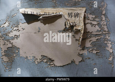 Decollage Bild - zerrissene Poster an der Wand in China Stockfoto