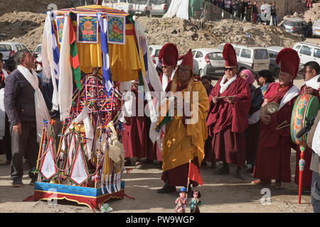 Mönche bereiten ein Bildnis zu einem Tara Gebet Festival, Leh, Ladakh, Indien zu brennen. Stockfoto