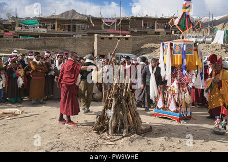 Mönche bereiten ein Bildnis zu einem Tara Gebet Festival, Leh, Ladakh, Indien zu brennen. Stockfoto