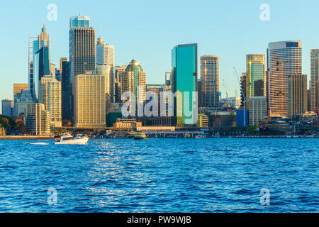 Die Stadt Sydney Skyline von Kirribilli im Hafen von Sydney in Sydney, Australien gesehen. Stockfoto